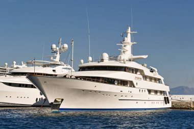 Mykonos, Yunanistan - Haziran 2022: Paris 'in lüks süper yatı Mykonos kasabasının limanına demir attı.