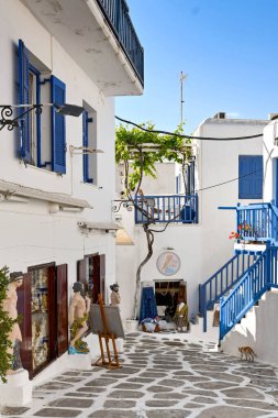 Mykonos, Yunanistan - Haziran 2022: Yunanistan 'ın Mykonos adasında dar bir cadde boyunca yürüyen insanlar