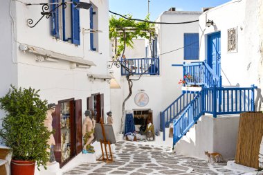Mykonos, Yunanistan - Haziran 2022: Yunanistan 'ın Mykonos adasında dar bir cadde boyunca yürüyen insanlar