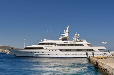 Mykonos, Yunanistan - Haziran 2022: Paris 'in lüks süper yatı Mykonos kasabasının limanına demir attı.