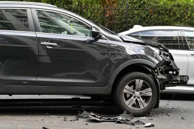 Londra, İngiltere - Haziran 2022: Trafik ışıklarıyla çarpıştıktan sonra ön tarafında büyük hasar olan araba. Trafik lambası aracın altına sıkışmış..