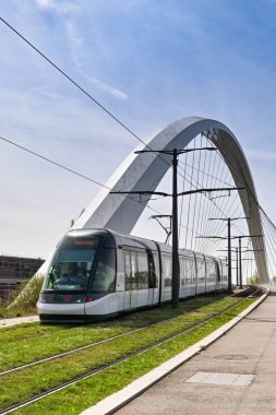 Strasbourg, Fransa - Nisan 2002: Modern elektrikli tramvay şehir merkezinden banliyöye giderken yeni bir asma köprüyü geçiyor