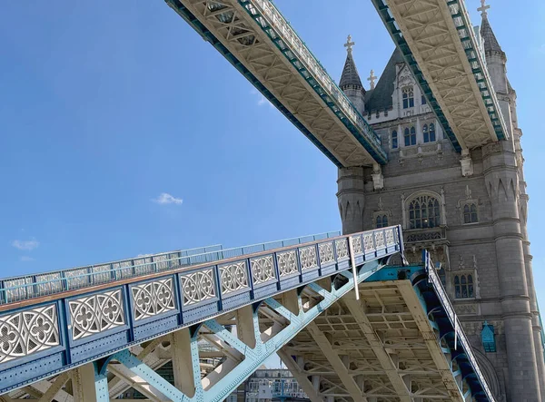 Londen Engeland Augustus 2021 Wegendekken Van Tower Bridge Worden Opgetrokken — Stockfoto