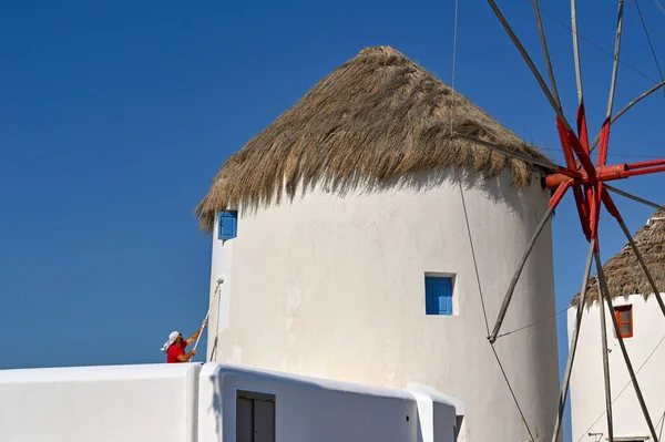 Mykonos Grekland Juni 2022 Person Som Målar Ytterväggen Berömda Väderkvarnarna — Stockfoto
