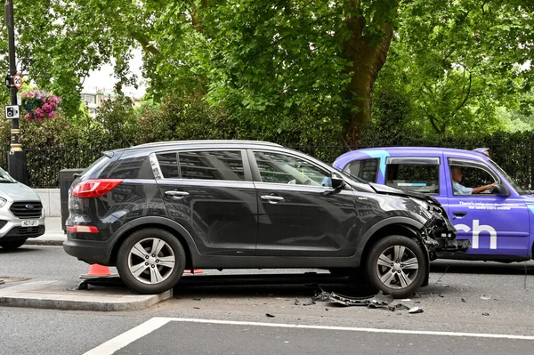 Londres Inglaterra Junho 2022 Carro Com Grandes Danos Sua Frente — Fotografia de Stock