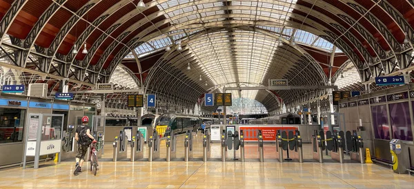 London England June 2022 Lone Cyclist Ticket Barriers Concourse Paddington — Stock Photo, Image