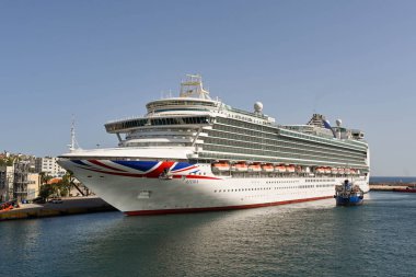 Pire, Atina, Yunanistan - Haziran 2022: P & O yolcu gemisi Azura Atina ziyareti sırasında Pire limanına demir attı.