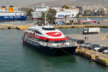 Pire, Atina, Yunanistan - Haziran 2022: Hızlı feribot Helenik Denizi 6 'nın Uçan Kedisi Pire limanına demir attı. Yunan Adaları 'na geniş bir feribot ağı bulunmaktadır..