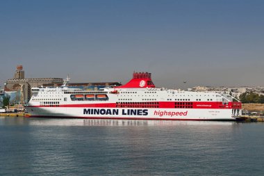 Pire, Atina, Yunanistan - Haziran 2022: Pire limanına demirlemiş hızlı feribot Festos Sarayı. Gemi Minoan hatları tarafından işletiliyor..