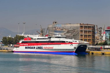 Pire, Atina, Yunanistan - Haziran 2022: Yüksek hızlı katamaran feribotu Santorini Sarayı Pire limanına demir attı. Gemi Minoan hatları tarafından işletiliyor..