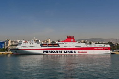Pire, Atina, Yunanistan - Haziran 2022: Hızlı feribot Kydon Sarayı Pire limanına demir attı. Gemi Minoan hatları tarafından işletiliyor..
