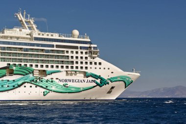 Mykonos, Yunanistan - Haziran 2022: Yunan Adası açıklarında denize demir atmış Norveç Yeşim yolcu gemisinin yan görüntüsü. Gemi NCL tarafından işletiliyor..