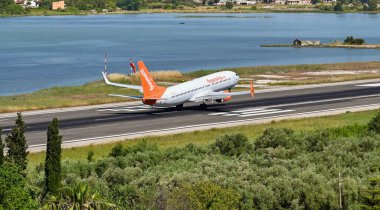 Korfu, Yunanistan - Haziran 2022: Sunwing (ruhsat C-FYJD) tarafından işletilen Boeing 737 Corfu havaalanına inmek üzere.