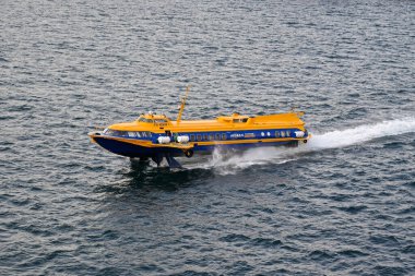 Pire, Atina, Yunanistan - Haziran 2022: Pire limanından ayrıldıktan sonra yüksek hızlı hidrofolyo feribotu