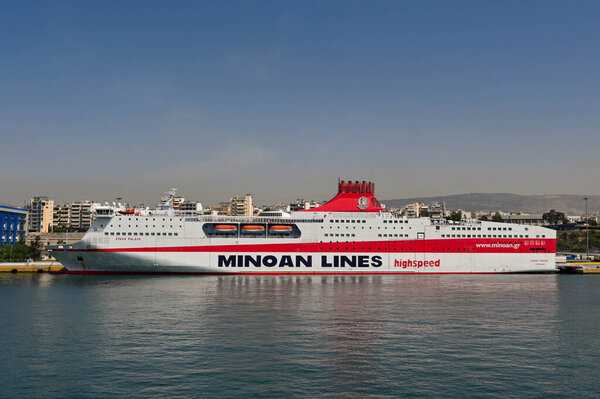 Пирей, Афины, Греция - июнь 2022 года: скоростной паром Kydon Palace пришвартовался в порту Пирей. Корабль управляется Minoan Lines.