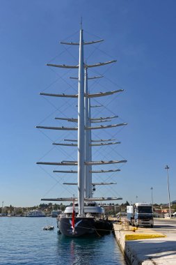 Korfu, Yunanistan - Haziran 2022: Lüks yatı Malta Şahini Korfu limanına demir attı. Tekneye elektrik sağlayan bir kamyonun yanında..