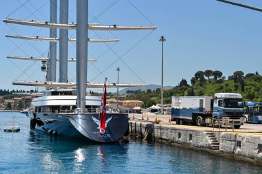 Korfu, Yunanistan - Haziran 2022: Lüks yatı Malta Şahini Korfu limanına demir attı. Tekneye elektrik sağlayan bir kamyonun yanında..