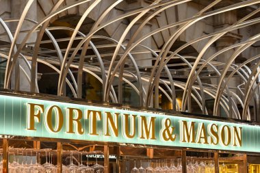 Londra, İngiltere - Haziran 2022: Londra 'nın Fortnum & Mason kentindeki Londra Exchange restoranında barın üstündeki ışıklı tabela