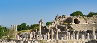Efes, Kusadasi, Türkiye - Mayıs 2022: Efes 'teki antik Roma İmparatorluğu kentinin kalıntılarını ziyaret eden insanların panoramik görüşü