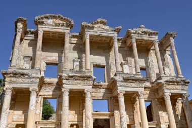 Efes, Kusadasi, Türkiye - Mayıs 2022: Efes 'teki antik Roma İmparatorluğu kentinin kalıntılarındaki kütüphane binasının cephesi