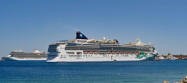 Rodos, Yunanistan - Mayıs 2022: Norveç Yeşim yolcu gemisinin şehrin rıhtımlarındaki panoramik manzarası. Gemi NCL tarafından işletiliyor..