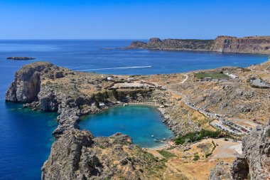 Lindos, Rodos, Yunanistan - Mayıs 2022: St Paul Körfezi 'nin havadan görünüşü