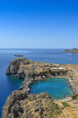 Lindos, Rodos, Yunanistan - Mayıs 2022: St Paul Körfezi 'nin havadan görünüşü