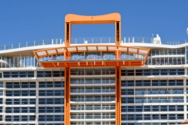 Rodos, Yunanistan - Mayıs 2022: Ünlüler Sınır yolcu gemisinin yan tarafında oturan balkon platformu. Platform geminin tüm güvertelerini yukarı aşağı hareket ettiriyor.