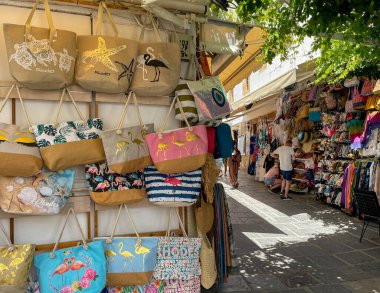 Lindos, Rodos, Yunanistan - Mayıs 2022: Kentin pek çok mağazasından birinde hediyelik eşya poşetleri satılıyor