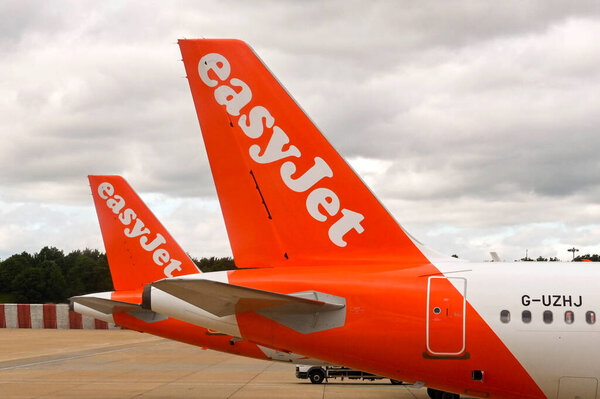 Лондон, Англия - май 2022: Крупный план хвостовых плавников самолета Easyjet на авиабазе аэропорта Гатвик.