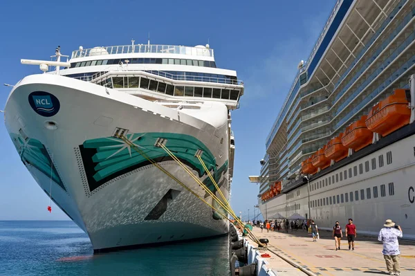 Kusadasi Turkey June May 2022 Passengers Walking Two Cruise Ships — Stockfoto