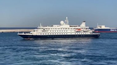 Rodos, Yunanistan Mayıs 2022: Lüks yolcu gemisi Sea Dream II Rodos limanından ayrılıyor 