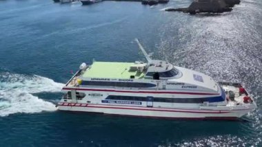 Rodos, Yunanistan Mayıs 2022: Türkiye 'nin Marmaris limanından kalkan yüksek hızlı feribotun havadan görüntüsü