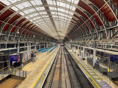 Londra, İngiltere - 21 Haziran 2022: Demiryolu işçilerinin grev gününde Paddington 'daki boş tren istasyonu
