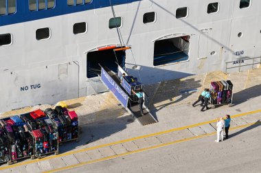 Korfu, Yunanistan - Haziran 2022: Yunan Adaları 'ndaki bir gemi gezisi sona erdikten sonra, mürettebat Corfu limanındaki yolcuların bagajlarını boşaltıyor