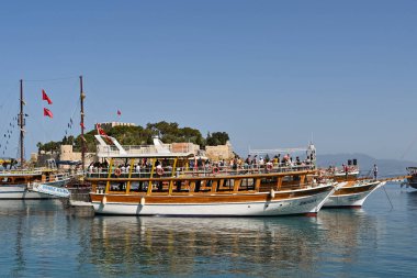 Kusadasi, Türkiye - Haziran 2022: Turist teknesi kıyı gezisine çıkıyor