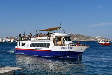 Mykonos, Yunanistan - Haziran 2022: Yunanistan 'ın Mykonos Adası' ndaki limana insan dolu yolcu feribotu