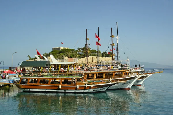 Кушадасы Турция Июнь 2022 Туристические Лодки Пришвартованы Гавани Голубиным Островом — стоковое фото