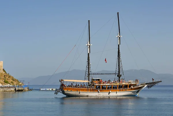 Кушадасы Турция Июнь Май 2022 Года Туристическая Лодка Совершающая Поездку — стоковое фото