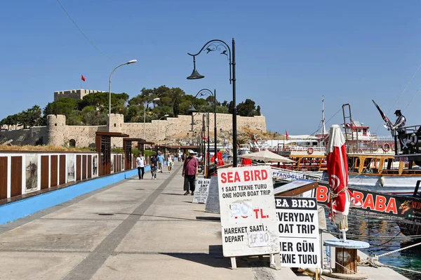 Кушадасы Турция Июнь 2022 Года Гости Идущие Византийского Замка Острове — стоковое фото