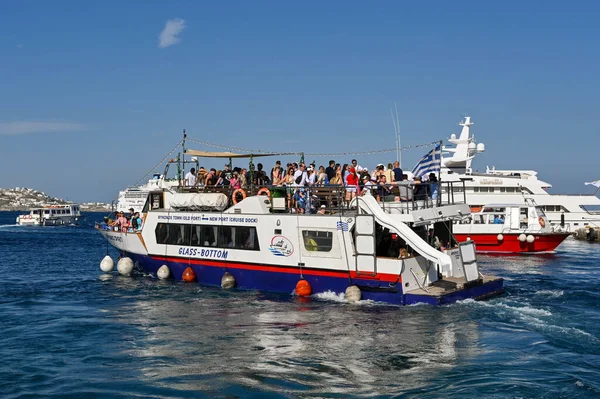 Μύκονος Ελλάδα Ιούνιος 2022 Επιβατικό Πλοίο Γεμάτο Κόσμο Που Φτάνει — Φωτογραφία Αρχείου