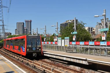 Londra, İngiltere - Haziran 2022: Rıhtımdaki Victoria Kraliyet İstasyonu 'na gelen tren