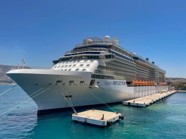 Kusadasi, Türkiye - Mayıs 2022: Kentin limanına demirlemiş olan Ünlülerin Yansıma yolcu gemisinin arka manzarası.