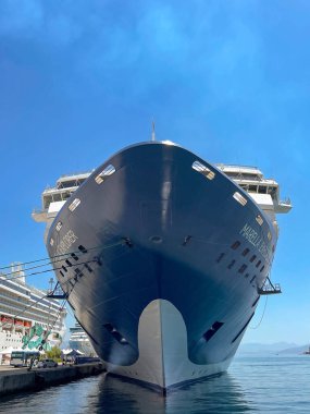 Korfu, Yunanistan - Haziran 2022: TUI tarafından işletilen Marella Explorer yolcu gemisinin pruvasına geniş açı başı