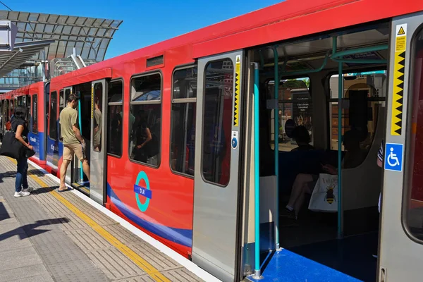 London England June 2022 People Boarding Train Station Docklands Light — ストック写真