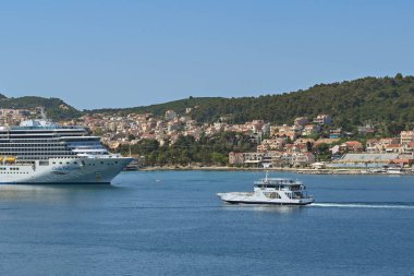 Argostili, Kefalonia, Yunanistan - Haziran 2022: Argostili kasabasındaki limana yaklaşan küçük bir feribot