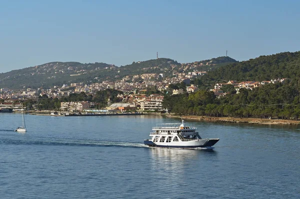 Argostili Kefalonia Greece June 2022 Small Car Ferry Sailing Town — Fotografia de Stock