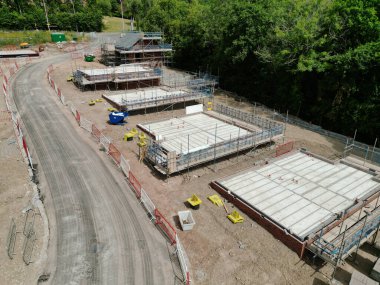 Pontypridd, Galler - Temmuz 2022: Güney Galler 'deki bir kalkınma için yeni evler temellerinin havadan görünüşü.