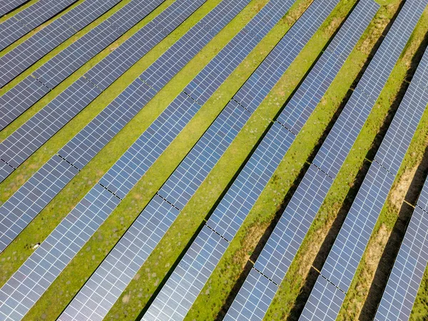 Vista Aérea Fileiras Painéis Solares Instaked Campo Fazenda Não Pessoas — Fotografia de Stock