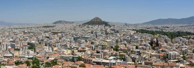 Atina, Yunanistan - Mayıs 2022: Atina, Yunanistan - Mayıs 2022: Arkaplanda Lycabettus Tepesi ile panoramik şehir manzarası